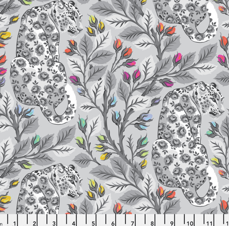 Tula Pink - Graywork PWTP257 Fog - leopard lys grå 